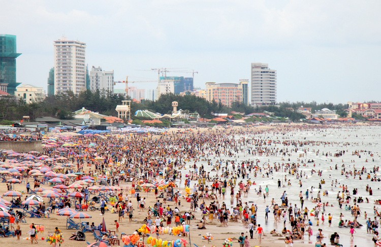 Các bãi biển luôn trong tình trạng đông