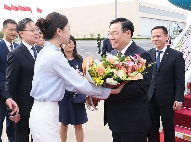 Lễ đón Chủ tịch Quốc hội Vương Đình Huệ tại sân bay quốc tế Bắc Kinh. (Ảnh: Nhan Sáng/TTXVN) Lễ đón Chủ tịch Quốc hội Vương Đình Huệ tại sân bay quốc tế Bắc Kinh. (Ảnh: Nhan Sáng/TTXVN)