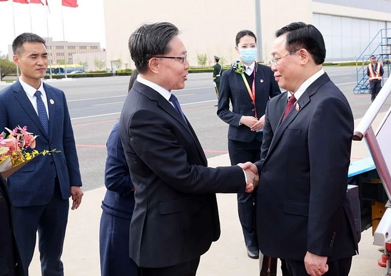 Ông Vương Đông Minh, Phó Ủy viên trưởng Ủy ban Thường vụ Đại hội đại biểu nhân dân toàn quốc Trung Quốc đón Chủ tịch Quốc hội Vương Đình Huệ tại sân bay quốc tế Bắc Kinh. (Ảnh: Nhan Sáng/TTXVN) Ông Vương Đông Minh, Phó Ủy viên trưởng Ủy ban Thường vụ Đại hội đại biểu nhân dân toàn quốc Trung Quốc đón Chủ tịch Quốc hội Vương Đình Huệ tại sân bay quốc tế Bắc Kinh. (Ảnh: Nhan Sáng/TTXVN)