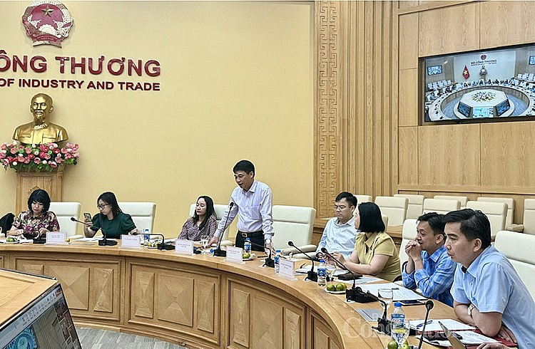 Ông Đặng Việt Phương - Phó giám đốc Sở Công Thương Phú Thọ chia sẻ tại Hội nghị trực tiếp và trực tuyến với Sở Công Thương các tỉnh, thành phố về công tác quản lý nhà nước đối với lĩnh vực logistics do Bộ Công Thương tổ chức sáng 5/4. Ông Đặng Việt Phương - Phó giám đốc Sở Công Thương Phú Thọ chia sẻ tại Hội nghị trực tiếp và trực tuyến với Sở Công Thương các tỉnh, thành phố về công tác quản lý nhà nước đối với lĩnh vực logistics do Bộ Công Thương tổ chức sáng 5/4.