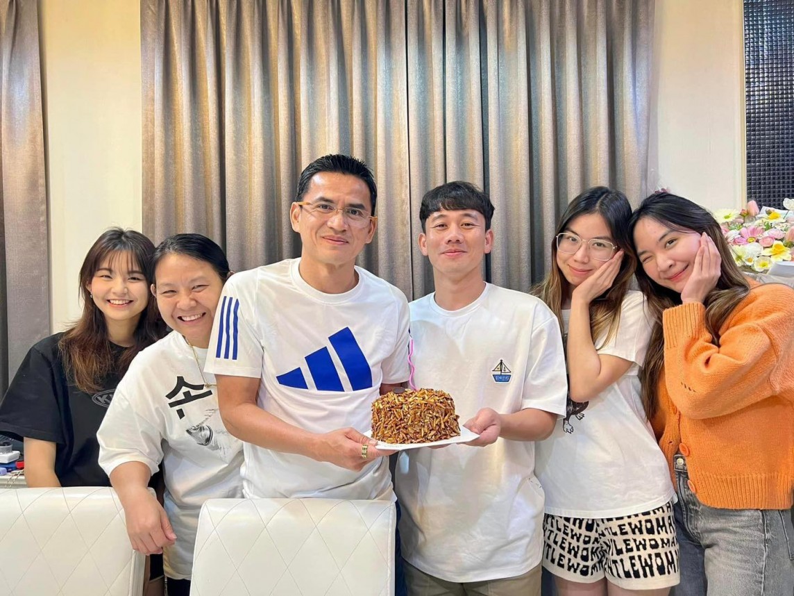 Minh Vương chụp ảnh cùng gia đình HLV Kiatisuk  Minh Vương chụp ảnh cùng gia đình HLV Kiatisuk