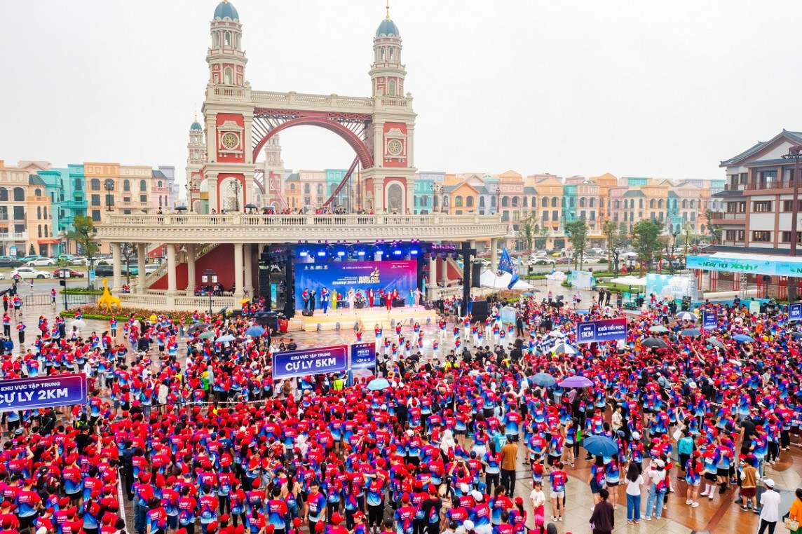 Với sự tham gia của hơn 10.000 vận động viên, EDURUN 2024 đã tạo nên một biển người