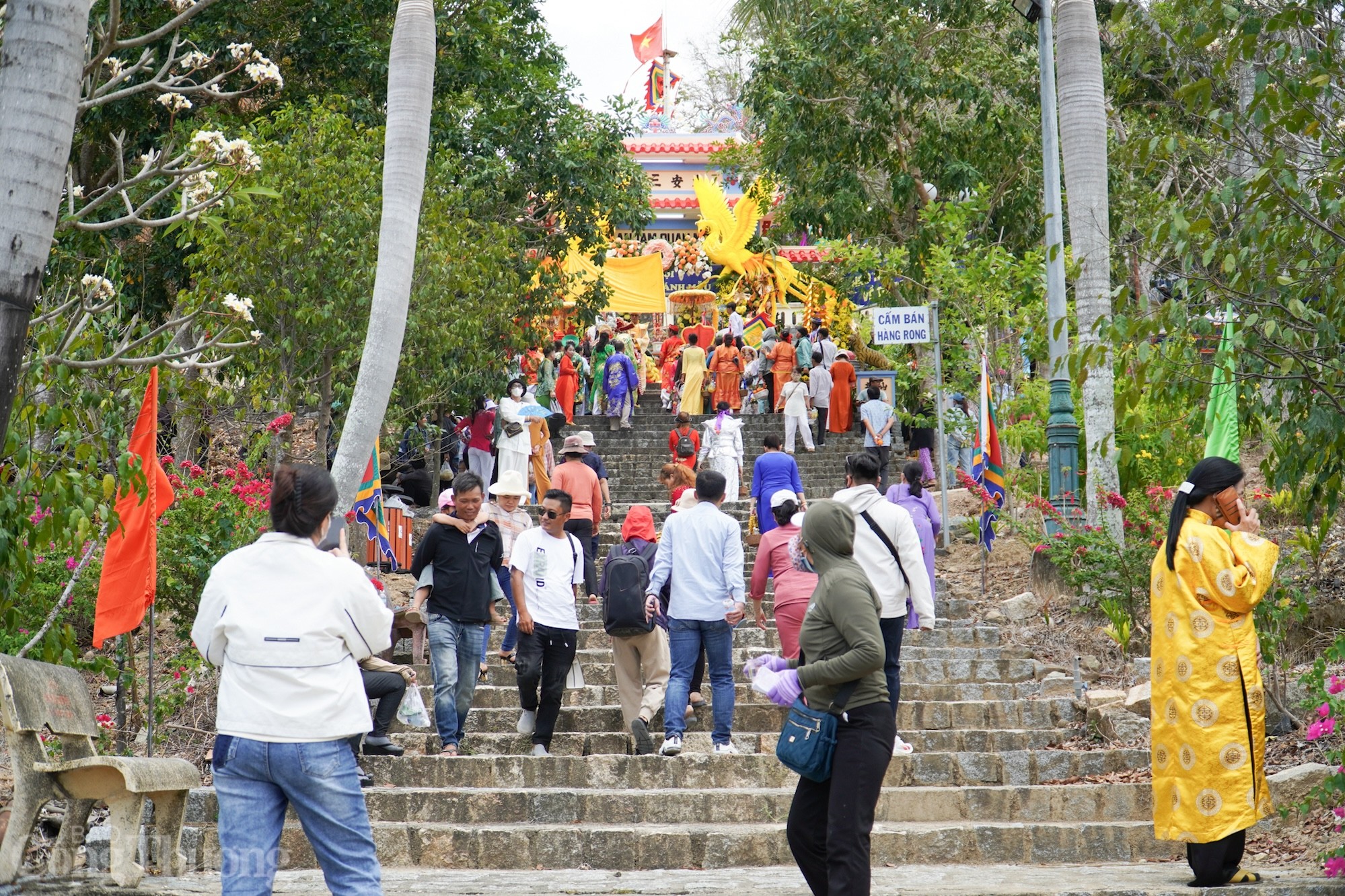 'Biển người' đổ về khai hội Am Chúa 'Biển người' đổ về khai hội Am Chúa