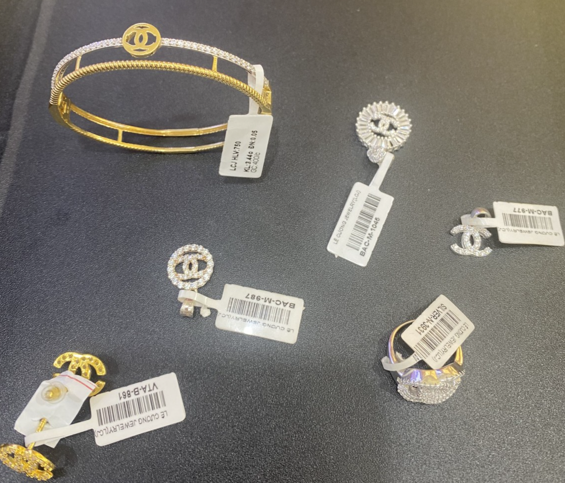 Liên tiếp kiểm tra, phát hiện nhiều cửa hàng kinh doang vàng giả mạo nhãn hiệu