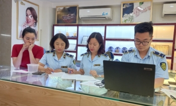 Liên tiếp kiểm tra, phát hiện nhiều cửa hàng kinh doanh vàng giả mạo nhãn hiệu