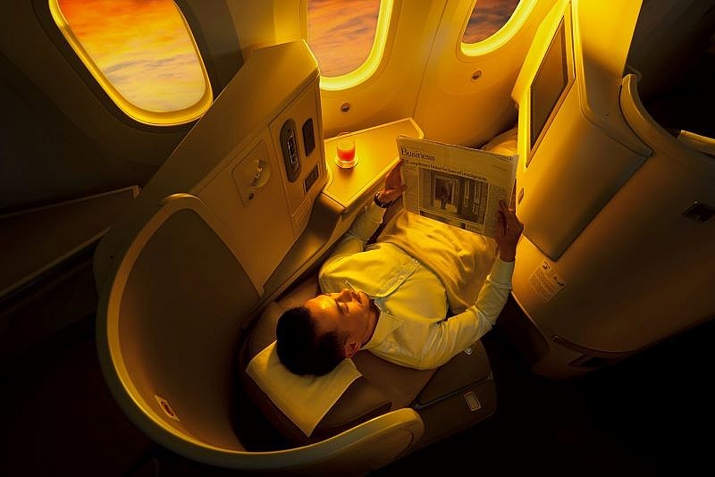 Hình 6. Ghế ngồi hạng Thương gia ngả phẳng 180 độ của máy bay thân rộng.jpg Hình 6. Ghế ngồi hạng Thương gia ngả phẳng 180 độ của máy bay thân rộng.jpg