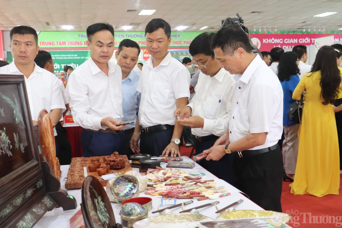 Hà Nội trao danh hiệu 15 làng nghề và 104 sản phẩm OCOP đạt 4 sao