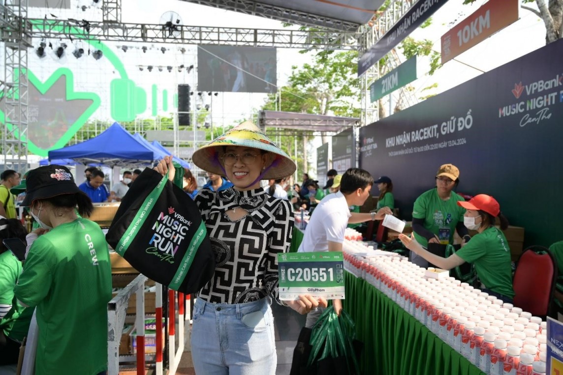 Hàng ngàn runner háo hức nhận BIB VPBank Can Tho Music Night Run 2024 Hàng ngàn runner háo hức nhận BIB VPBank Can Tho Music Night Run 2024