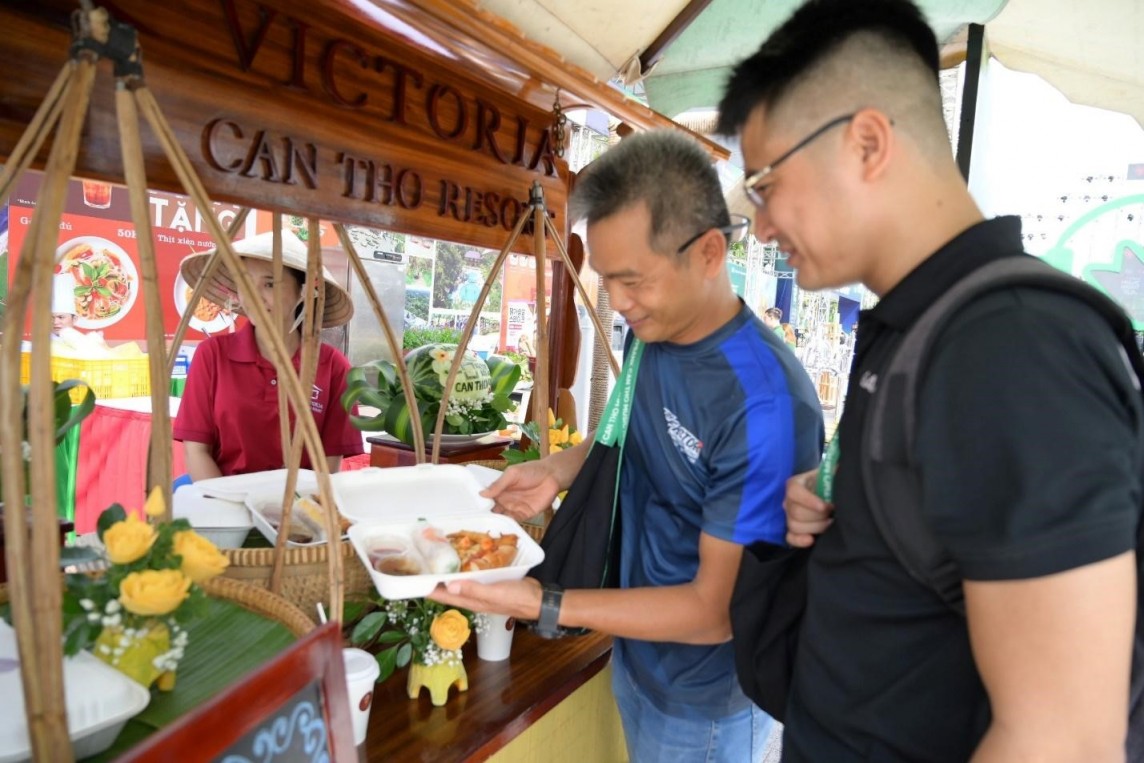 Hàng ngàn runner háo hức nhận BIB VPBank Can Tho Music Night Run 2024 Hàng ngàn runner háo hức nhận BIB VPBank Can Tho Music Night Run 2024