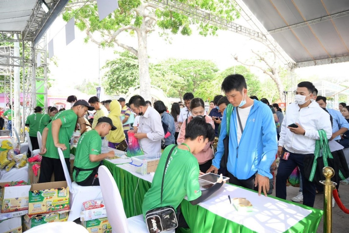 Hàng ngàn runner háo hức nhận BIB VPBank Can Tho Music Night Run 2024 Hàng ngàn runner háo hức nhận BIB VPBank Can Tho Music Night Run 2024