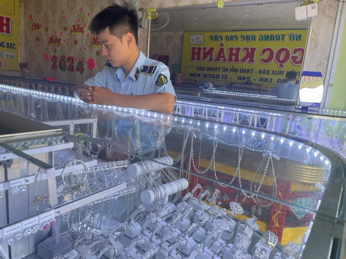 Lực lượng chức năng kiểm tra hàng hóa. Lực lượng Quản lý thị trường TP. Cần Thơ kiểm tra hàng hóa.