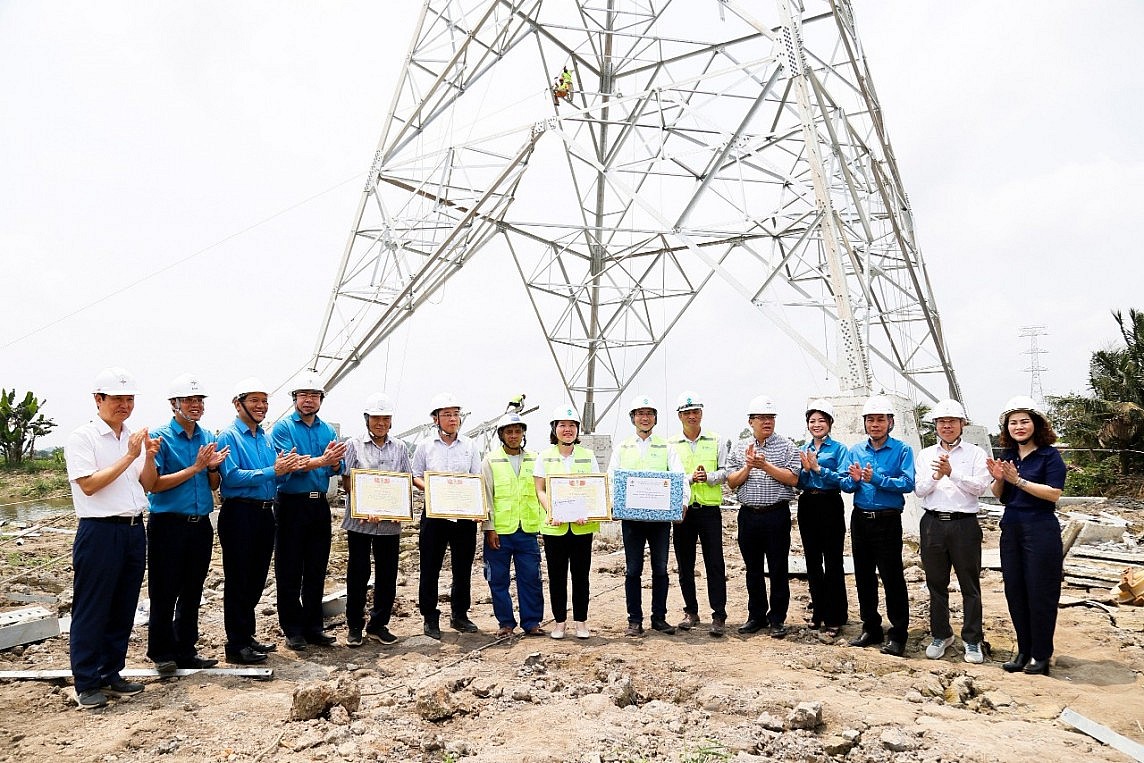 Khen thưởng đột xuất cho 3 đơn vị thi công đường dây 500kV mạch 3 Khen thưởng đột xuất cho 3 đơn vị thi công đường dây 500kV mạch 3
