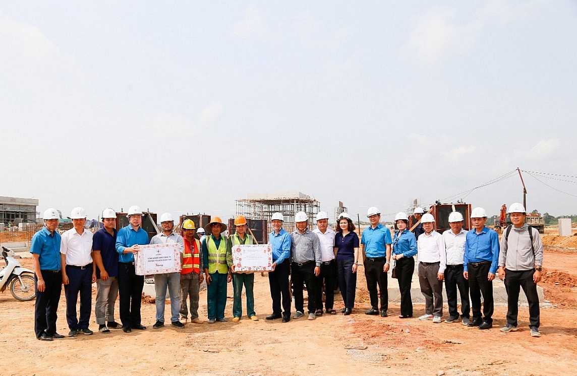 Khen thưởng đột xuất cho 3 đơn vị thi công đường dây 500kV mạch 3 Khen thưởng đột xuất cho 3 đơn vị thi công đường dây 500kV mạch 3