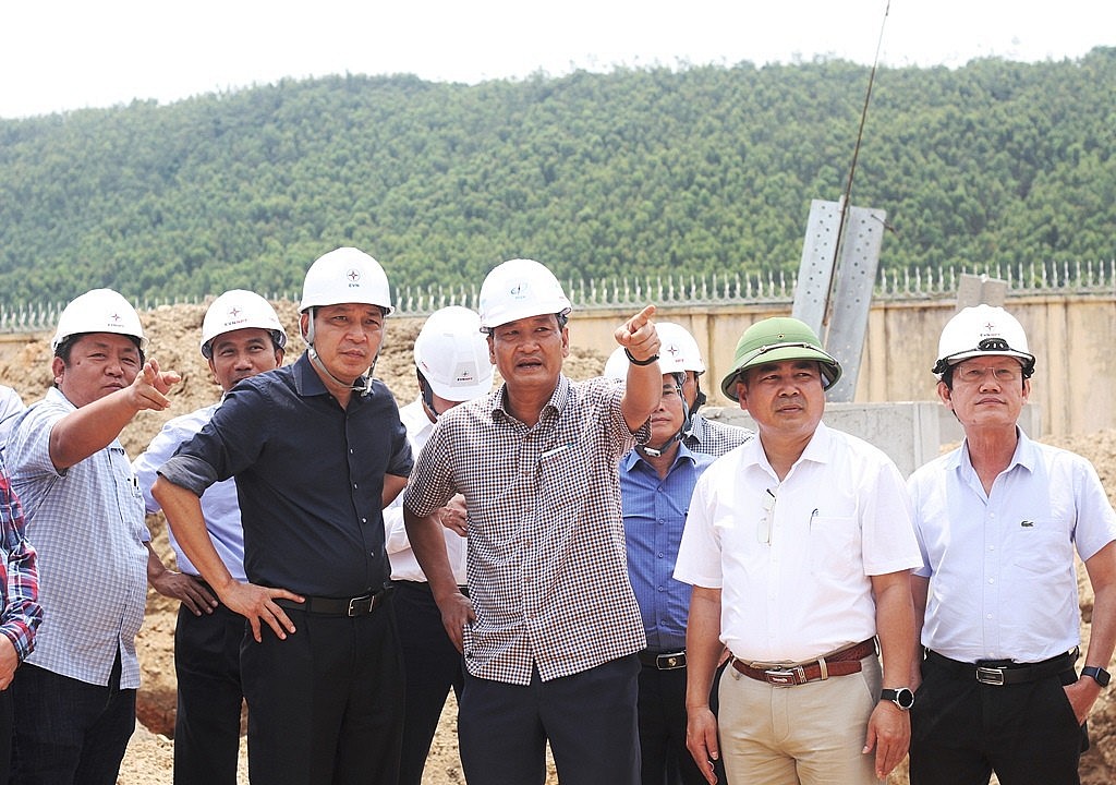 Gấp rút hoàn thiện đúc móng dựng cột Đường dây 500kV mạch 3 Gấp rút hoàn thiện đúc móng dựng cột Đường dây 500kV mạch 3