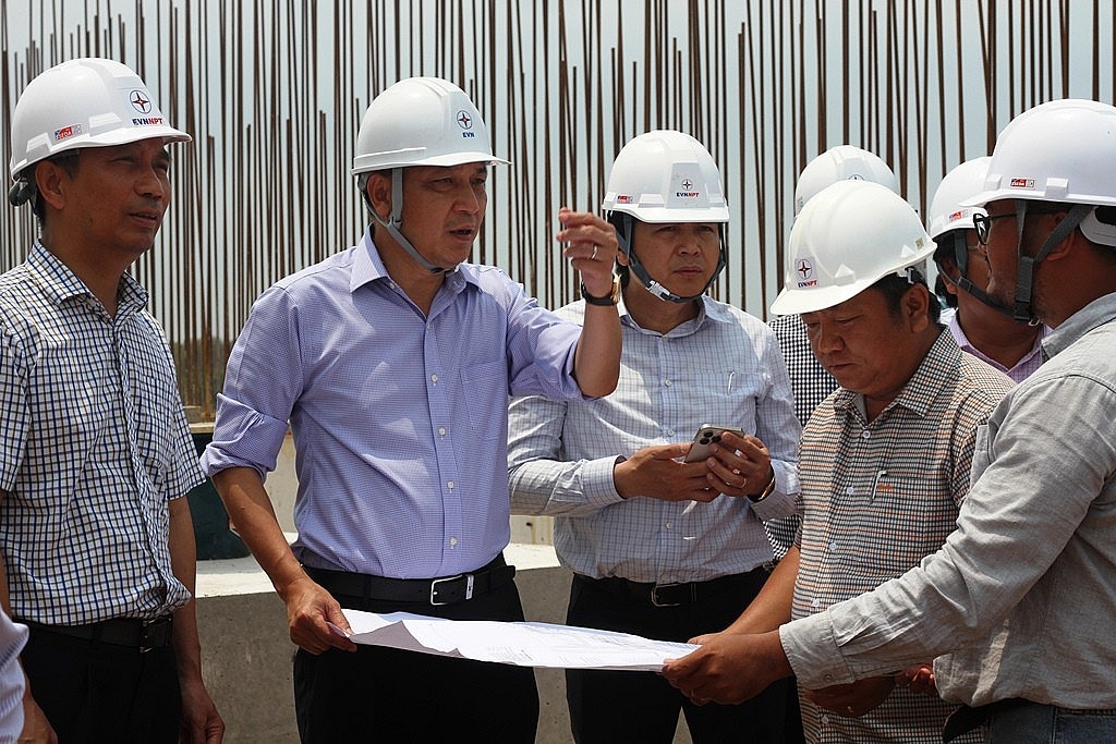 Gấp rút hoàn thiện đúc móng dựng cột Đường dây 500kV mạch 3 Gấp rút hoàn thiện đúc móng dựng cột Đường dây 500kV mạch 3