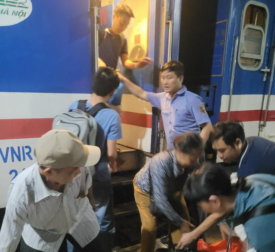 Ngành đường sắt hỗ trợ hành khách trung chuyển qua đoạn đường sắt bị chia cắt  Ngành đường sắt hỗ trợ hành khách trung chuyển qua đoạn đường sắt bị chia cắt