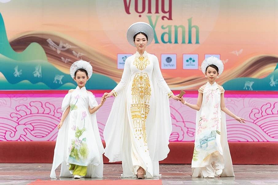 Hoa hậu Đoàn Thu Thủy và Model Maika Thanh Thảo – Bảo Hân trong bộ sưu tập Sắc Xuân của CEO – Nhà thiết kế Yến Ngô Hoa hậu Đoàn Thu Thủy và Model Maika Thanh Thảo – Bảo Hân trong bộ sưu tập Sắc Xuân của CEO – Nhà thiết kế Yến Ngô