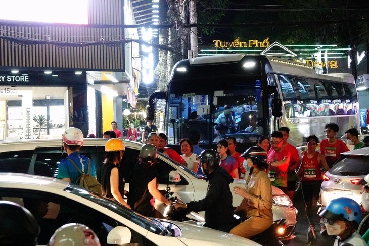 Các vận động viên trong vòng vây xe cộ tại Giải chạy bộ đêm âm nhạc ở Cần Thơ Các vận động viên trong vòng vây xe cộ tại Giải chạy bộ đêm âm nhạc ở Cần Thơ