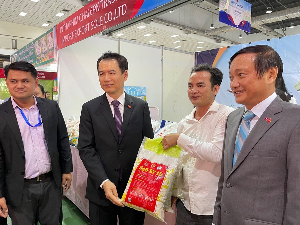 Đòn bẩy nâng quy mô kim ngạch thương mại Việt Nam - Lào