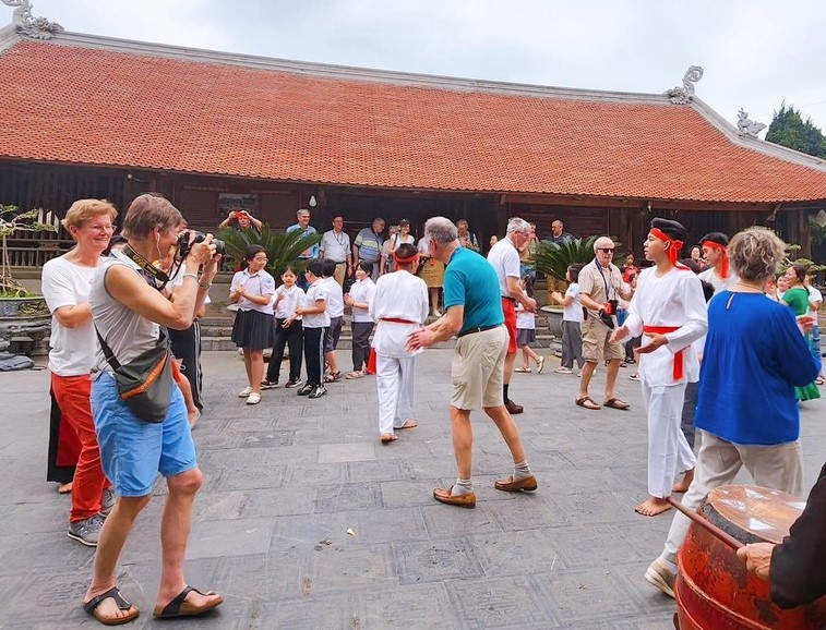 Lễ hội Đền Hùng 2024: Du khách nước ngoài hòa mình vào làn điệu Hát Xoan làng cổ