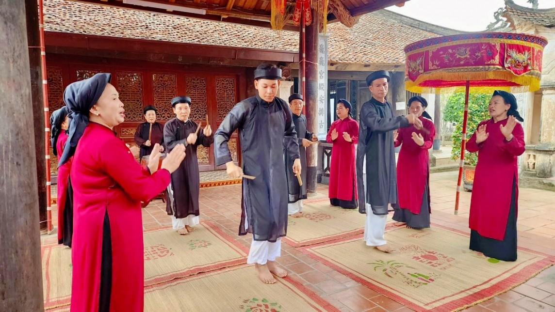 Lễ hội Đền Hùng 2024: Du khách nước ngoài hòa mình vào làn điệu Hát Xoan làng cổ