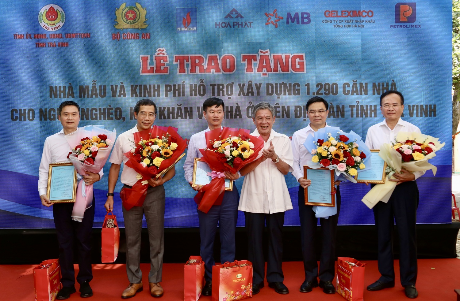Petrovietnam tài trợ xây dựng 400 căn nhà tại tỉnh Trà Vinh Petrovietnam tài trợ xây dựng 400 căn nhà cho người nghèo tại tỉnh Trà Vinh