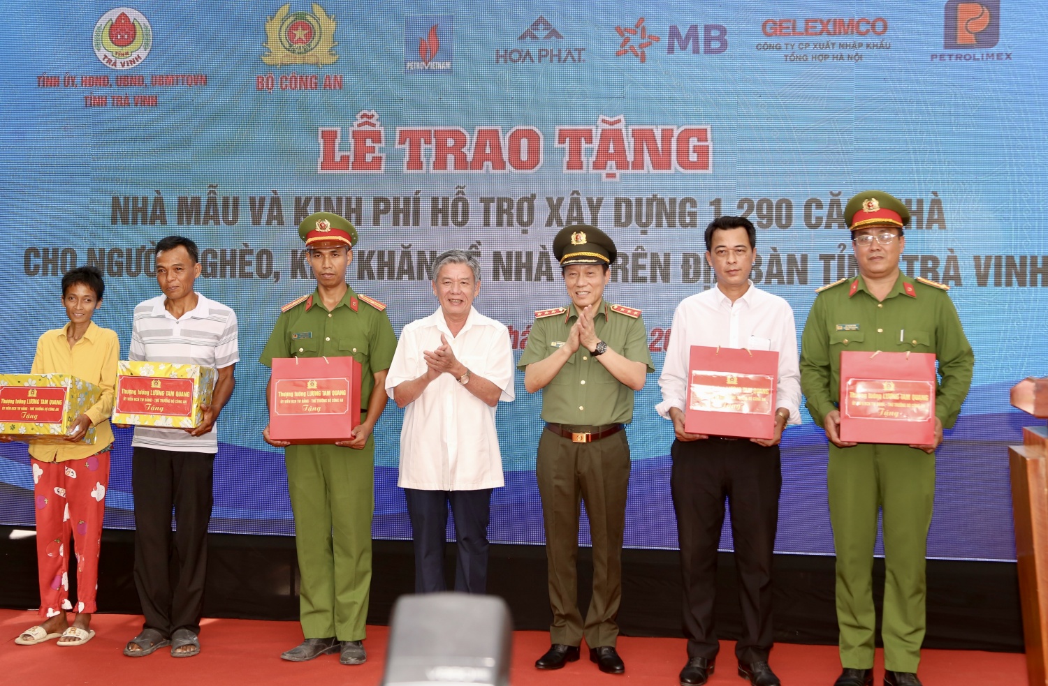 Petrovietnam tài trợ xây dựng 400 căn nhà tại tỉnh Trà Vinh Petrovietnam tài trợ xây dựng 400 căn nhà cho người nghèo tại tỉnh Trà Vinh