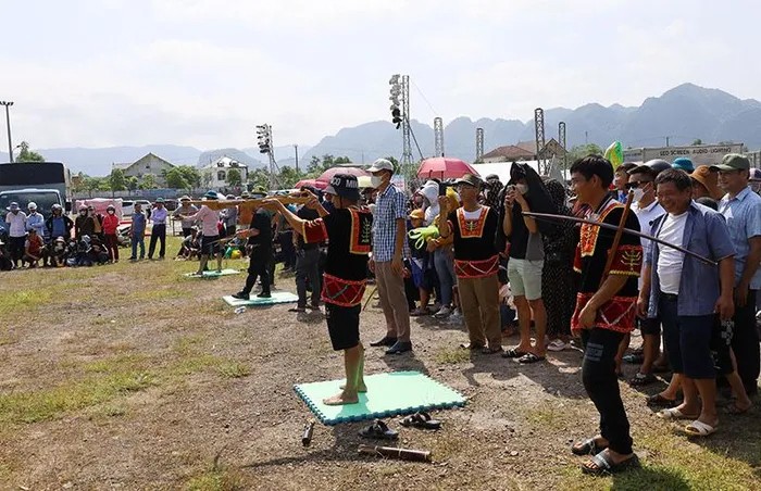 Thi bắn nỏ, một trong những môn thể thao truyền thống được duy trì của người Minh Hóa. Ảnh baoquangbinh Thi bắn nỏ, một trong những môn thể thao truyền thống được duy trì của người Minh Hóa. Ảnh baoquangbinh