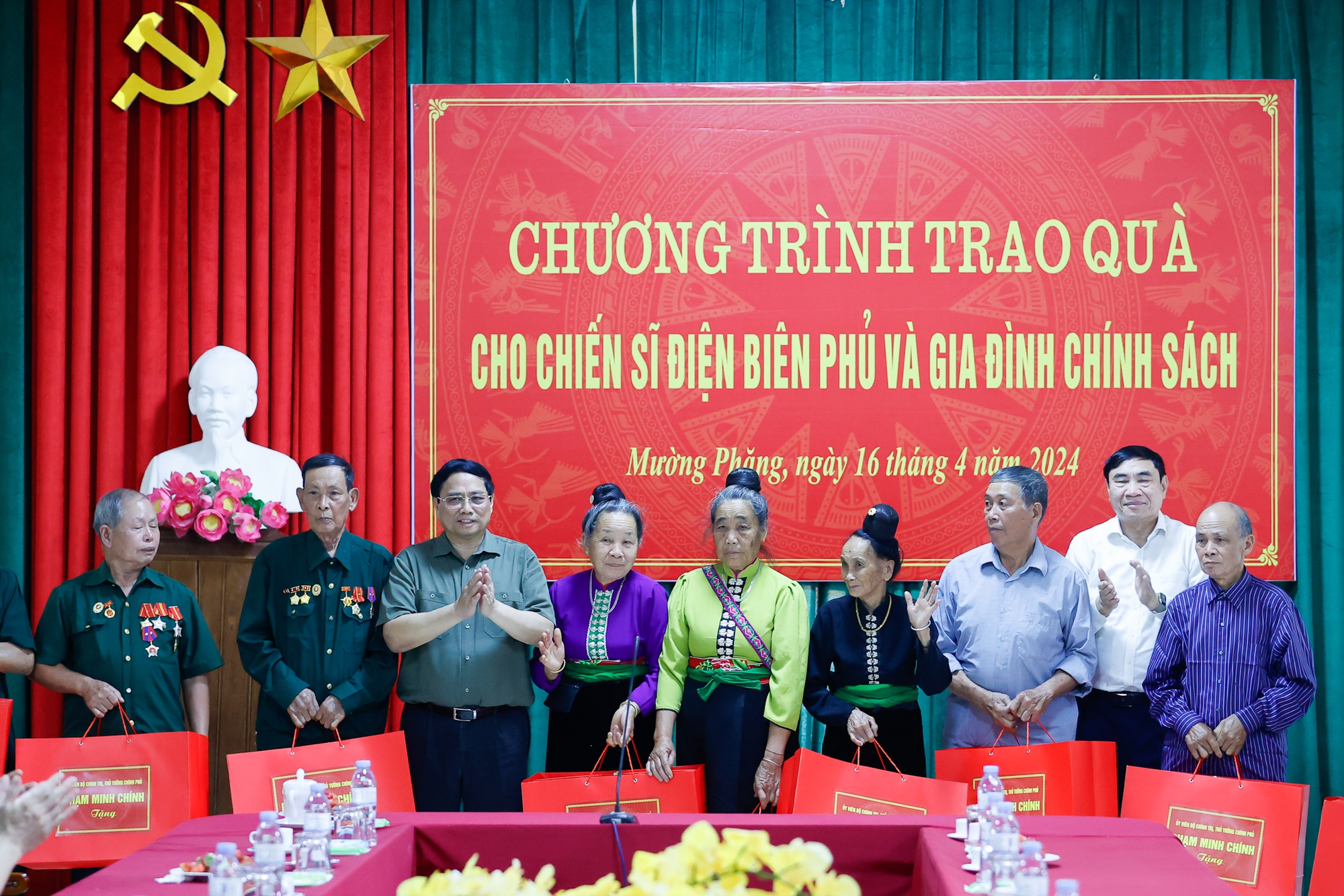 Thủ tướng Chính phủ Phạm Minh Chính dâng hương Đại tướng Võ Nguyên Giáp Thủ tướng Chính phủ Phạm Minh Chính dâng hương Đại tướng Võ Nguyên Giáp