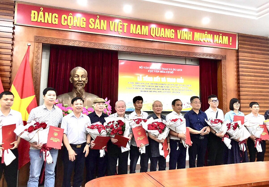 Trao giải thưởng sáng tác tranh cổ động tuyên truyền kỷ niệm 70 năm Chiến thắng Điện Biên Phủ Trao giải thưởng sáng tác tranh cổ động tuyên truyền kỷ niệm 70 năm Chiến thắng Điện Biên Phủ