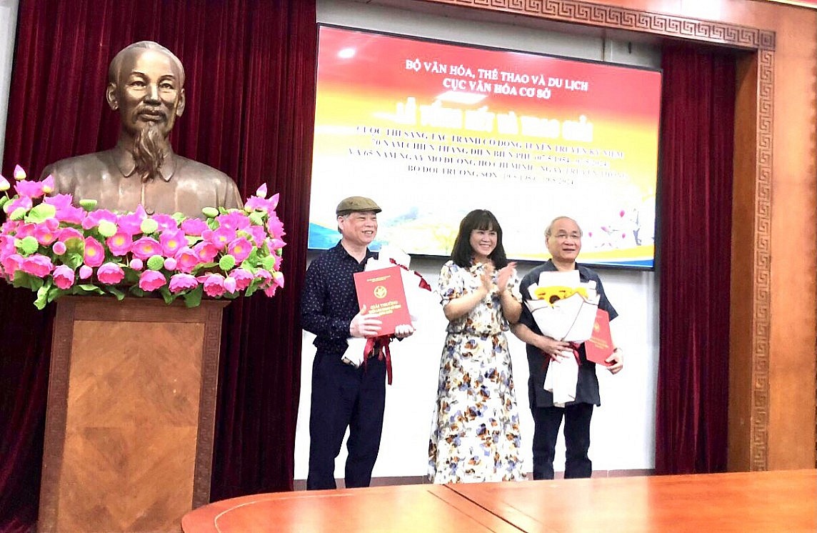 Trao giải thưởng sáng tác tranh cổ động tuyên truyền kỷ niệm 70 năm Chiến thắng Điện Biên Phủ Trao giải thưởng sáng tác tranh cổ động tuyên truyền kỷ niệm 70 năm Chiến thắng Điện Biên Phủ