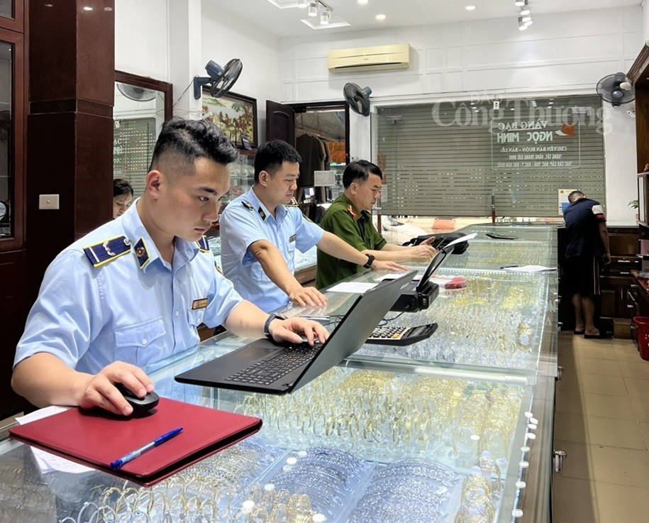 Cục QLTT Thanh Hóa phát huy vai trò của cán bộ đảng viên trong bảo vệ nền tảng tư tưởng của Đảng Cục QLTT Thanh Hóa phát huy vai trò của cán bộ đảng viên trong bảo vệ nền tảng tư tưởng của Đảng