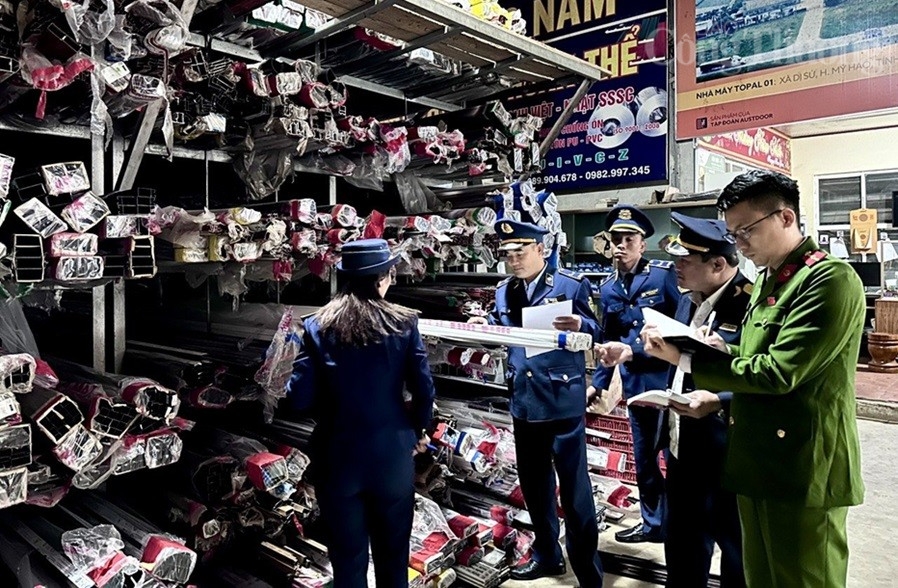 Cục QLTT Thanh Hóa phát huy vai trò của cán bộ đảng viên trong bảo vệ nền tảng tư tưởng của Đảng Cục QLTT Thanh Hóa phát huy vai trò của cán bộ đảng viên trong bảo vệ nền tảng tư tưởng của Đảng