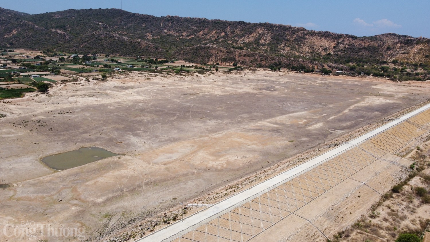 Tận thấy hồ thủy lợi ở Ninh Thuận cạn trơ đáy Tận thấy hồ thủy lợi ở Ninh Thuận cạn trơ đáy