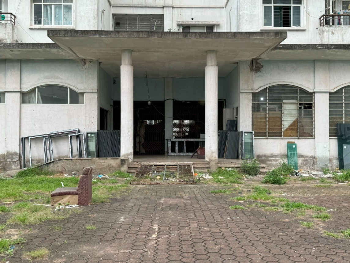 Theo ghi nhận của phóng viên, do bỏ hoang cả chục năm nay, nhiều hạng mục hạ tầng trong ba tòa nhà này đã xuống cấp nghiêm trọng