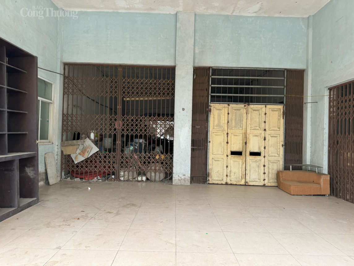 sảnh chính các tầng 1 thành nơi chứa kho hàng, phế thải