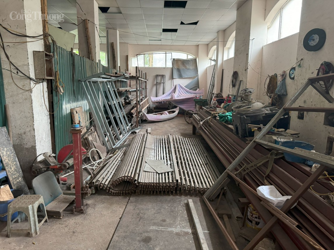 Phía bên trong một tòa nhà rất nhiều vật liệu được tập kết, trần nhà xuống cấp nghiêm trọng