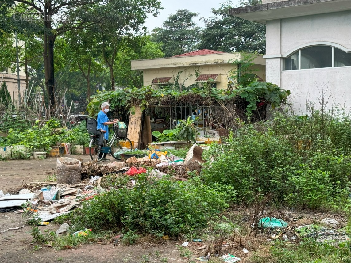 hệ thống cầu thang, cửa, điện nước, nội thất đã hỏng hóc; khu vực sân chơi, vườn hoa, đường nội bộ biến thành nơi tập kết vật liệu xây dựng, rác thải ngổn ngang, nhếch nhác