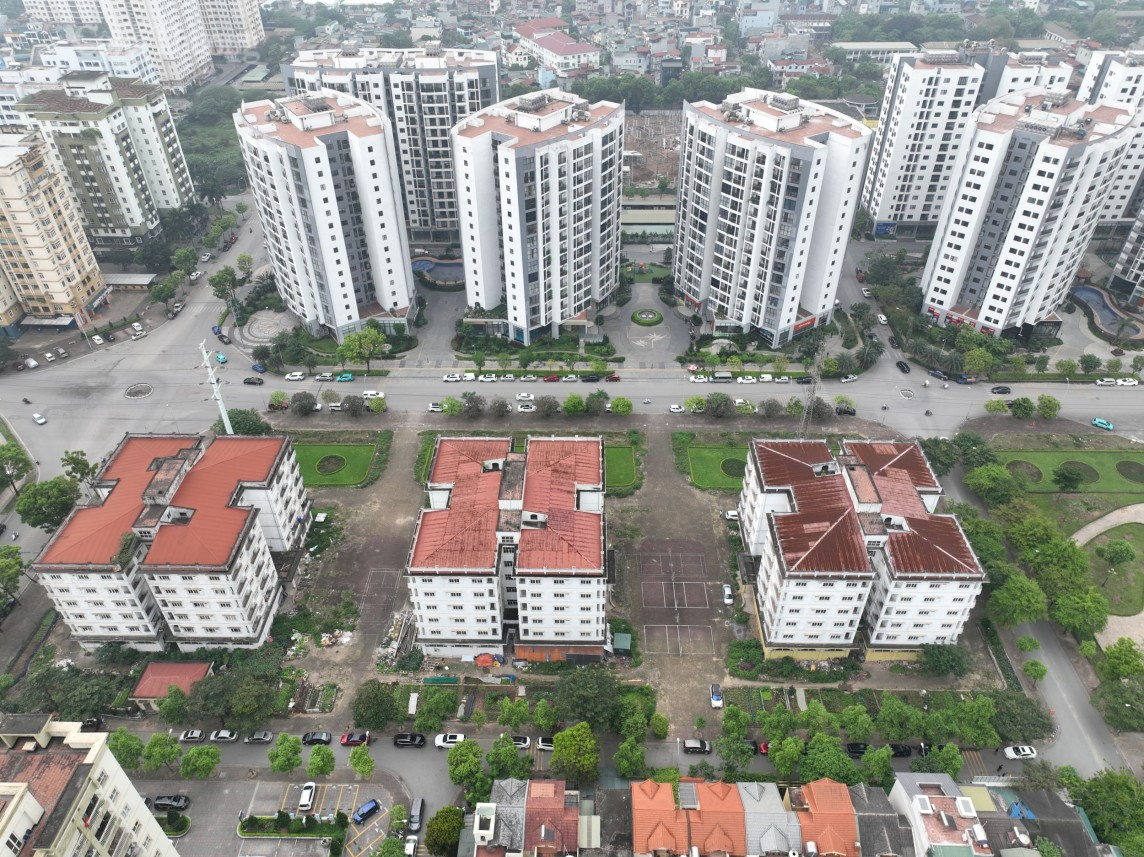 Đáng nói, ba tòa nhà tái định cư này nằm ngay cạnh khu Vinhomes Riverside, khu vực có vị trí đắc địa, hạ tầng giao thông hiện đại, đồng bộ đã hoàn thiện