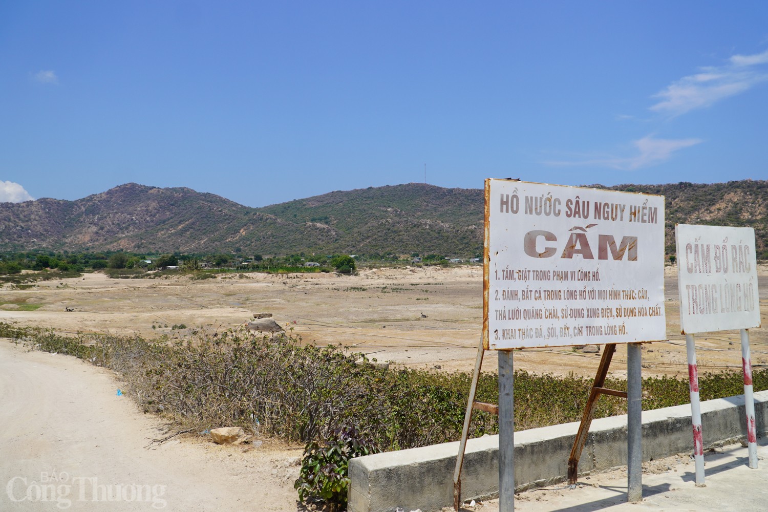 Tận thấy hồ thủy lợi ở Ninh Thuận cạn trơ đáy Tận thấy hồ thủy lợi ở Ninh Thuận cạn trơ đáy
