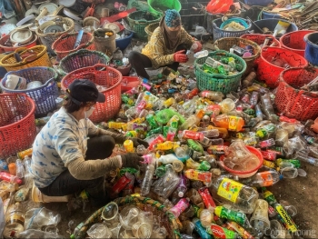 Dòng chảy xu thế, làng nghề truyền thống hóa ‘'thủ phủ'' rác