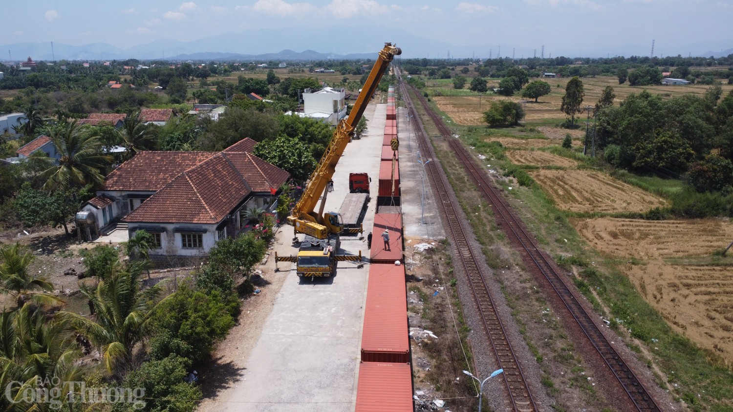 Gần 40 mũi khoan xuyên núi để gia cố hầm đường sắt Bãi Gió Gần 40 mũi khoan xuyên núi để gia cố hầm đường sắt Bãi Gió