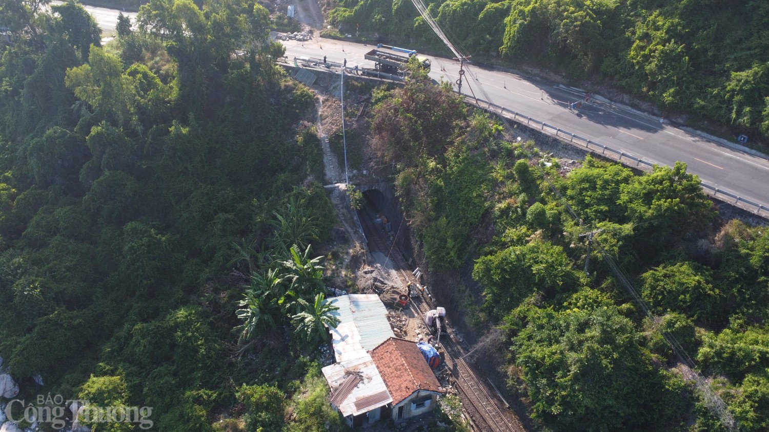 Gần 40 mũi khoan xuyên núi để gia cố hầm đường sắt Bãi Gió Gần 40 mũi khoan xuyên núi để gia cố hầm đường sắt Bãi Gió