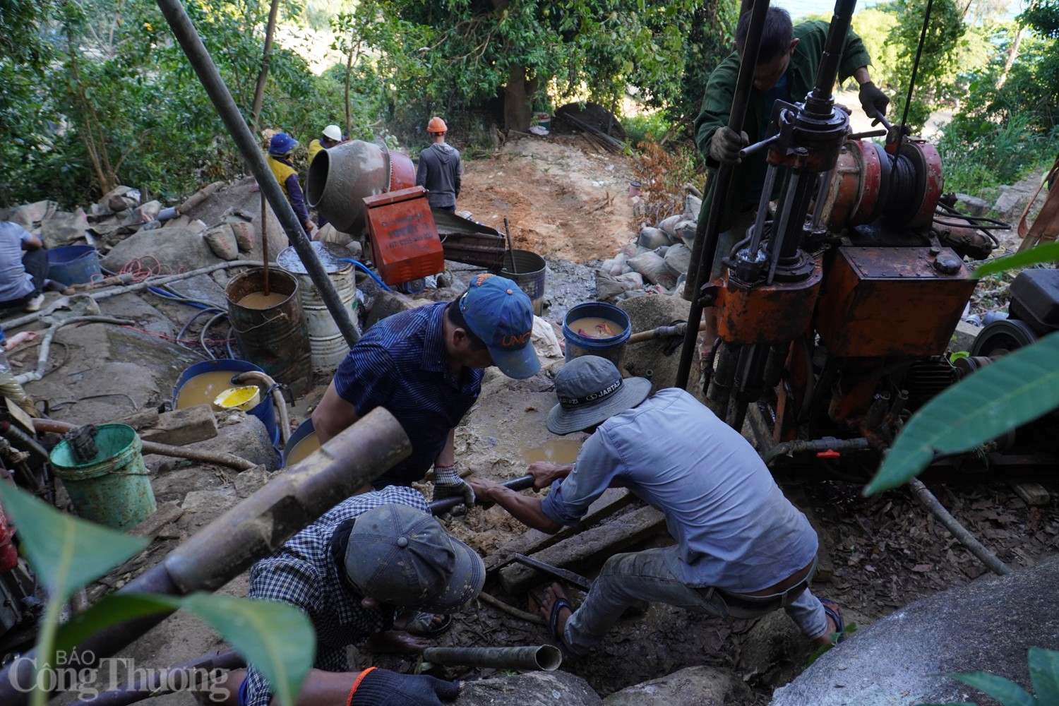 Gần 40 mũi khoan xuyên núi để gia cố hầm đường sắt Bãi Gió Gần 40 mũi khoan xuyên núi để gia cố hầm đường sắt Bãi Gió