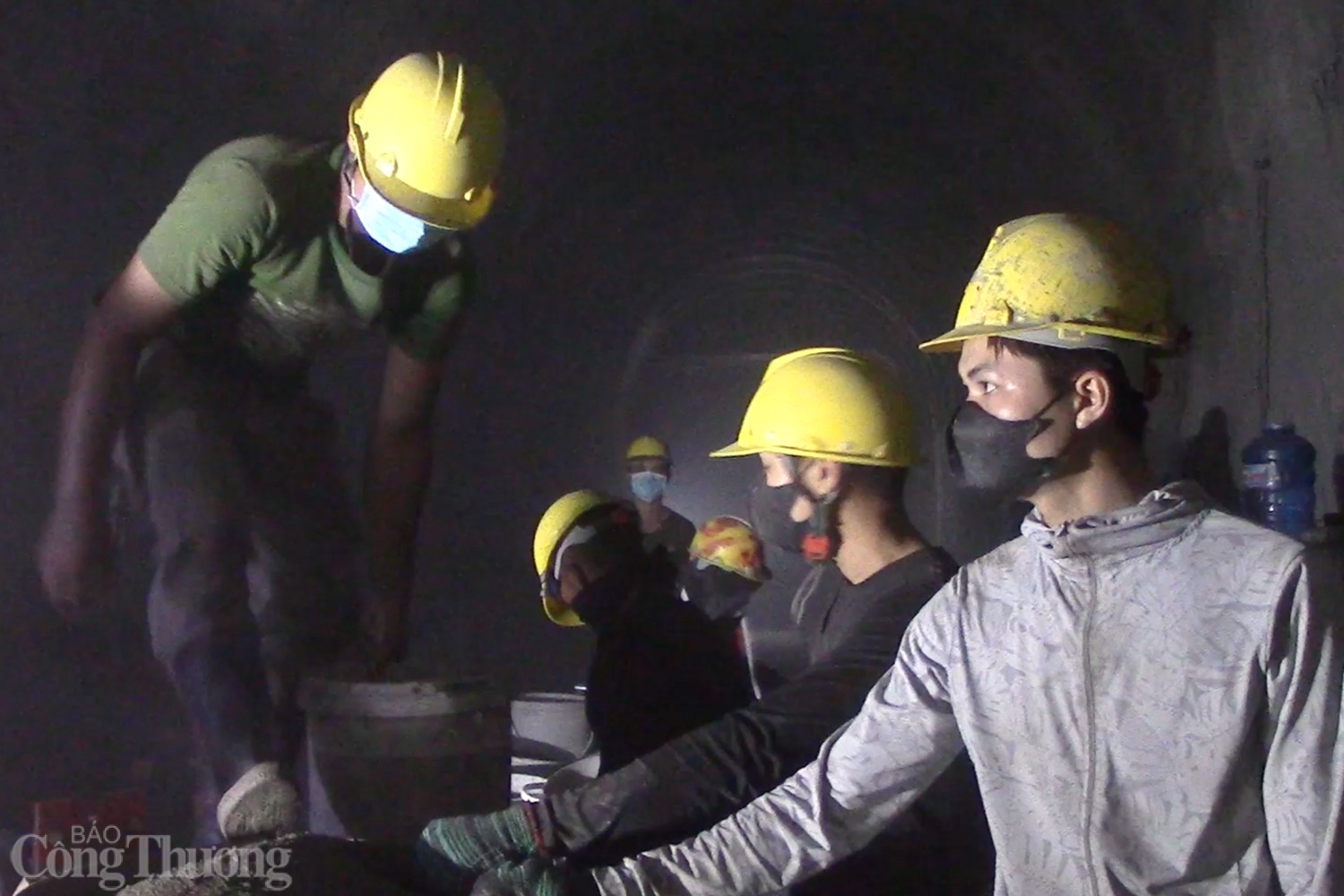 Gần 40 mũi khoan xuyên núi để gia cố hầm đường sắt Bãi Gió Gần 40 mũi khoan xuyên núi để gia cố hầm đường sắt Bãi Gió