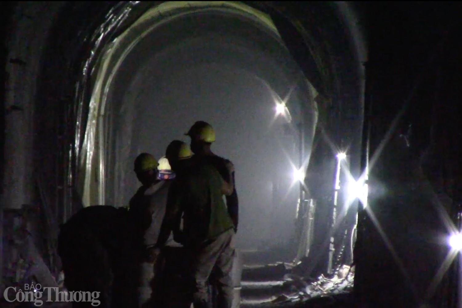 Gần 40 mũi khoan xuyên núi để gia cố hầm đường sắt Bãi Gió Gần 40 mũi khoan xuyên núi để gia cố hầm đường sắt Bãi Gió