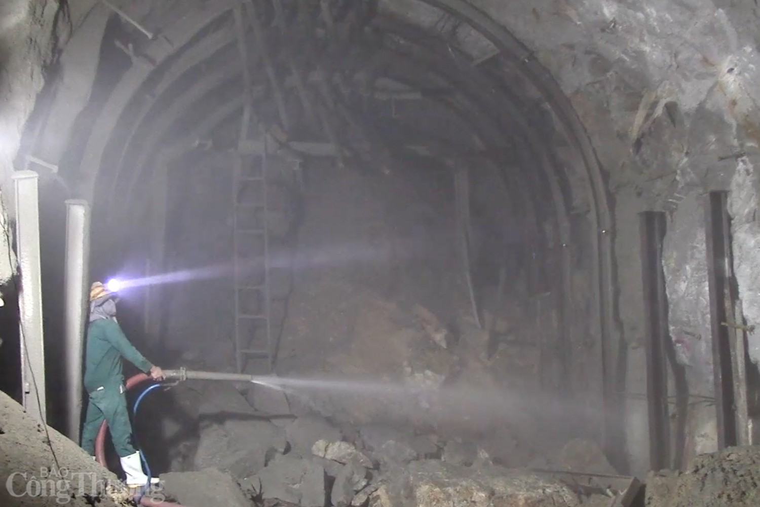 Gần 40 mũi khoan xuyên núi để gia cố hầm đường sắt Bãi Gió Gần 40 mũi khoan xuyên núi để gia cố hầm đường sắt Bãi Gió