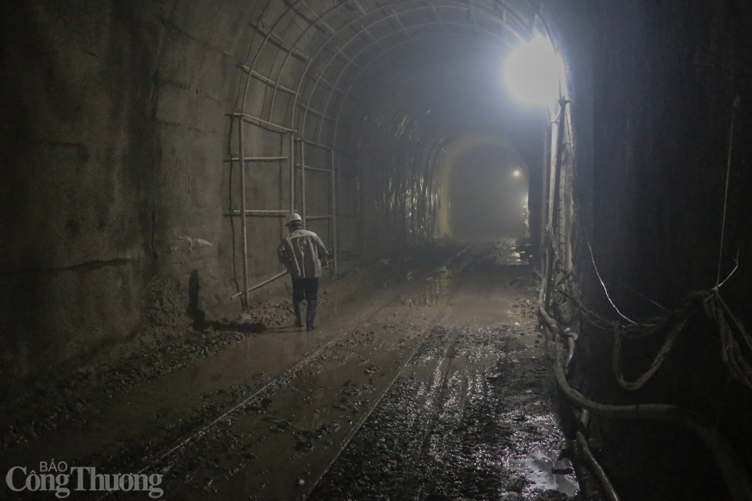 Gần 40 mũi khoan xuyên núi để gia cố hầm đường sắt Bãi Gió Gần 40 mũi khoan xuyên núi để gia cố hầm đường sắt Bãi Gió