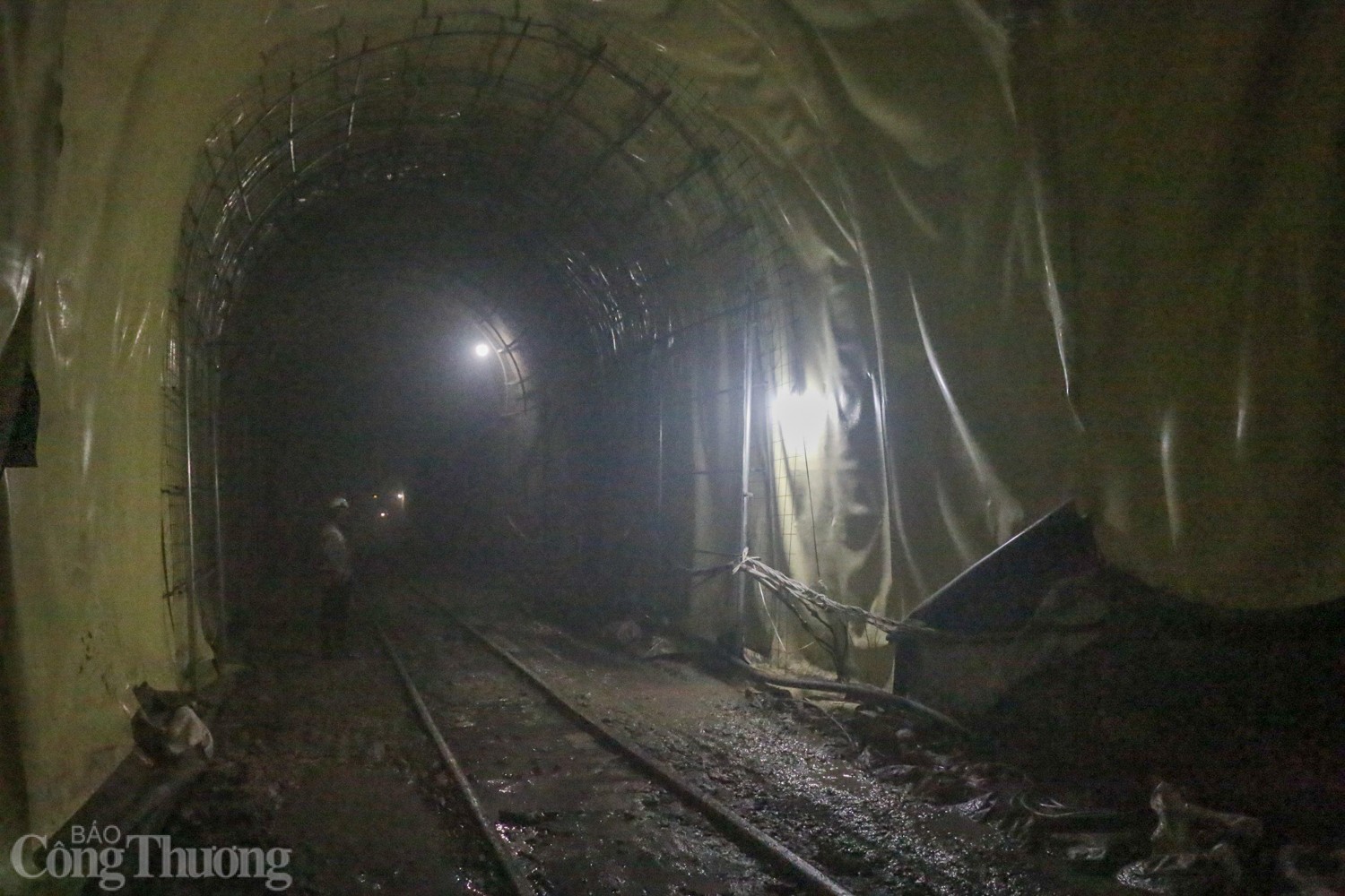 Gần 40 mũi khoan xuyên núi để gia cố hầm đường sắt Bãi Gió Gần 40 mũi khoan xuyên núi để gia cố hầm đường sắt Bãi Gió