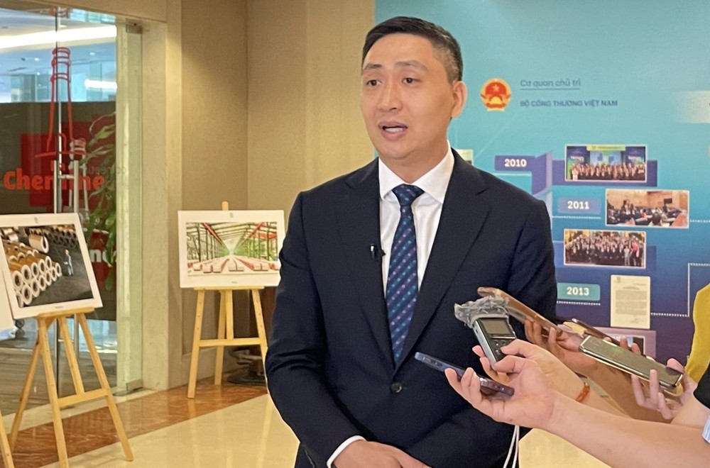 Ông Hoàng Minh Chiến, Phó Cục trưởng Cục Xúc tiến Thương mại trao đổi với báo chí. (Ảnh: Đức Duy/Vietnam+) IMG_4955.jpg